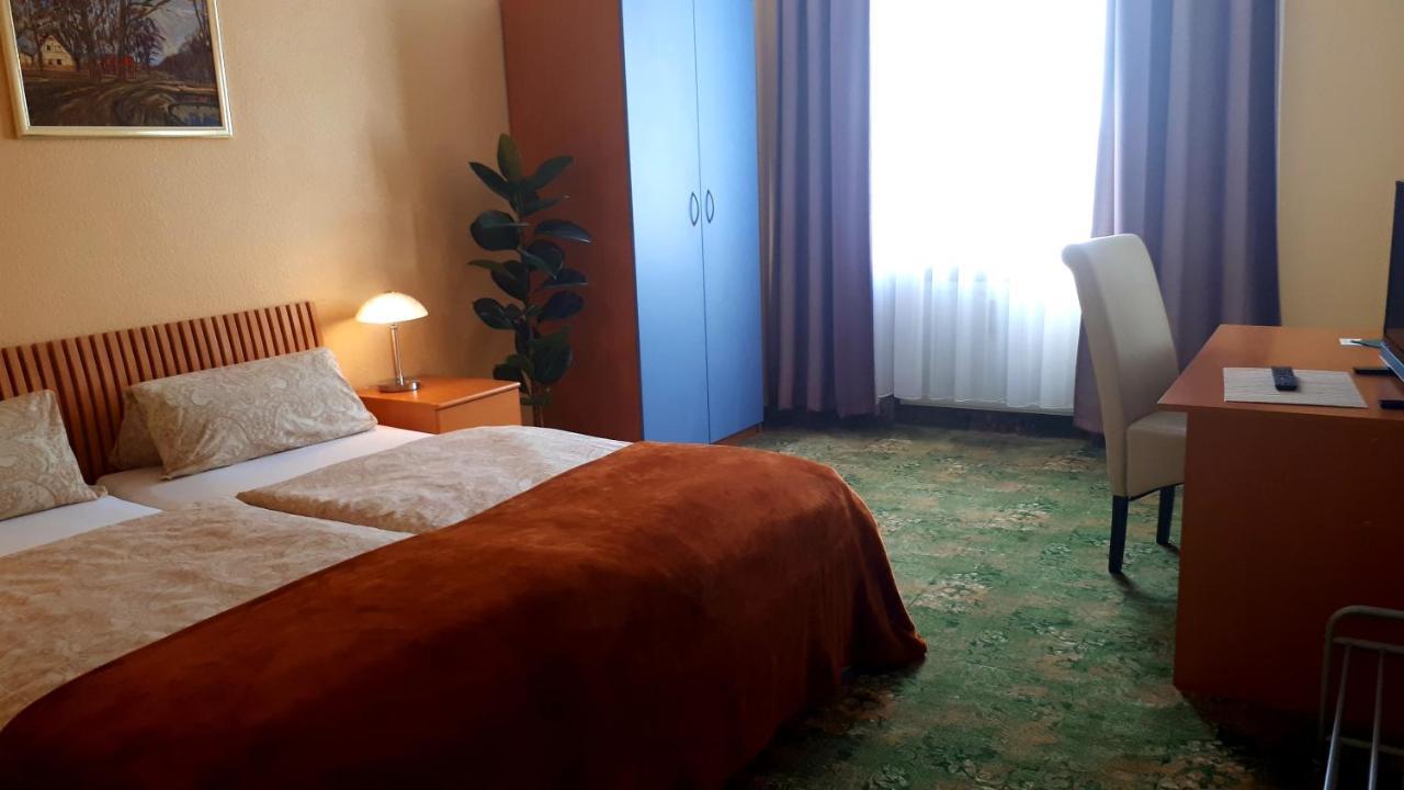 Hotel Krone Lindow Exterior foto